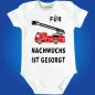 Preview: Baby‑Body mit Feuerwehrauto und Spruch „Für Nachwuchs ist gesorgt“