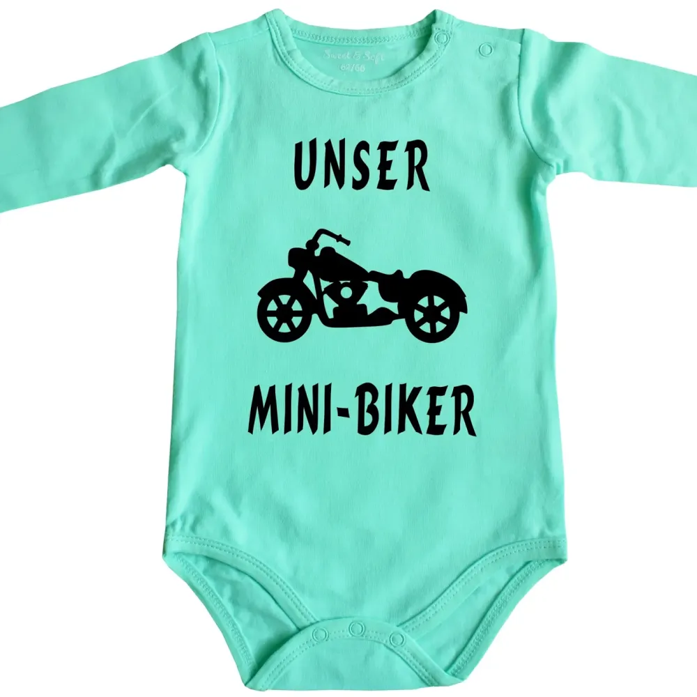 Babybody mit Spruch „Unsere Mini‑Bikerin“ und Motorrad