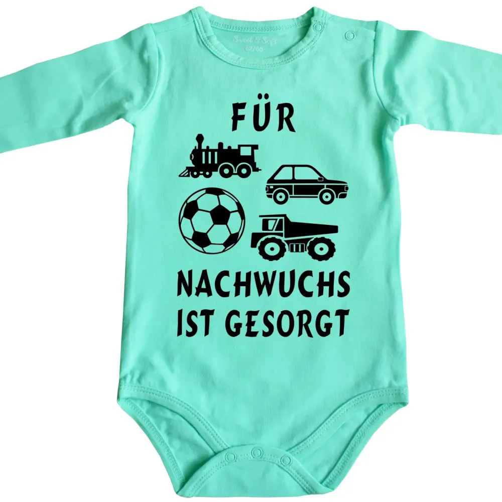 Baby-Body mit Kindergarten‑Motiv und vier kleinen Spielzeugen