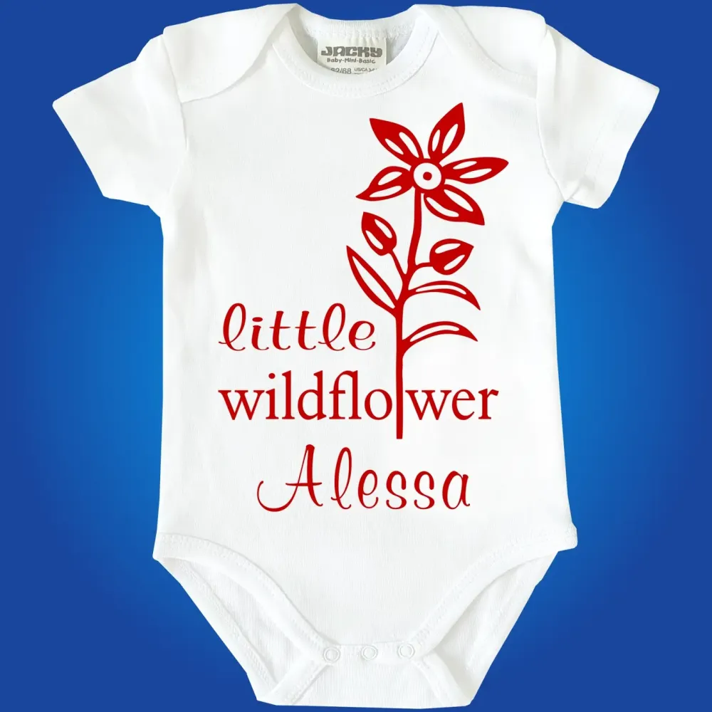 Baby Bodie mit Blume Wildflower