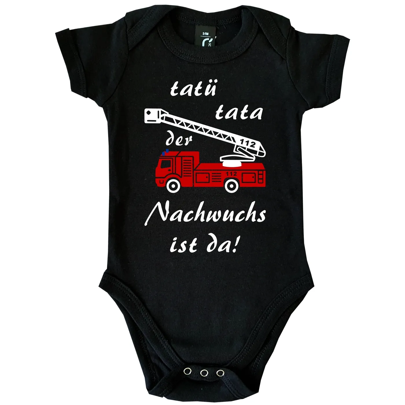 Baby‑Body mit Feuerwehrauto und Spruch „Tatü Tata – der Nachwuchs ist da“
